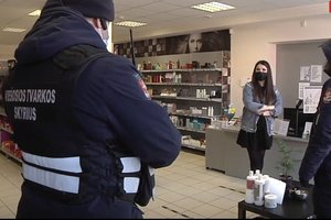 Pardavėjai krūpčioja nuo pareigūnų vizitų – net nežino, kokias kaukes dėvėti 
