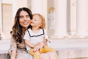 Austėja dukrą augina Montesori ir pagarbiosios tėvystės principais: ką tai duoda joms abiems