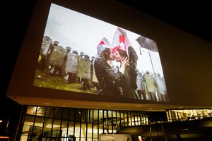 Kovojančių baltarusių palaikymas: ant MO pastato sienos nušvis protestus fiksuojančios fotografijos