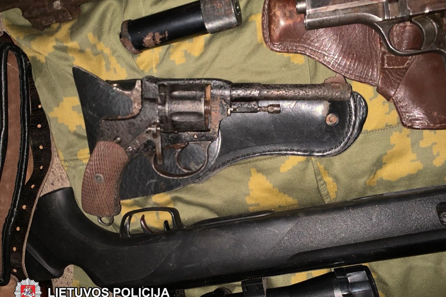  Pas sendaikčių pardavėją Vilniaus policija aptiko ginklų arsenalą.<br> Vilniaus apskrities VPK nuotr.