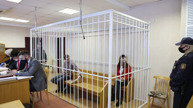 Baltarusijoje ant teisiamųjų suolo – dar viena žurnalistė: diplomatai buvo išprašyti iš teismo salės
