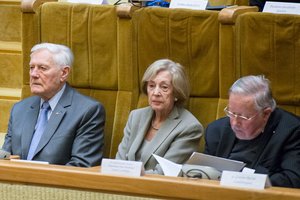 Nuo COVID-19 pasiskiepijo Valdas ir Alma Adamkai, Vytautas Landsbergis