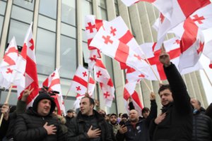 Sakartvele policija sulaikė dešimtis opoziciją palaikančių protestuotojų