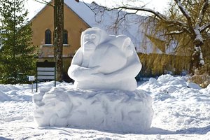 Įspūdinga sniego skulptūra – galinga žmogbeždžionė įkūnijo gamtos trapumą