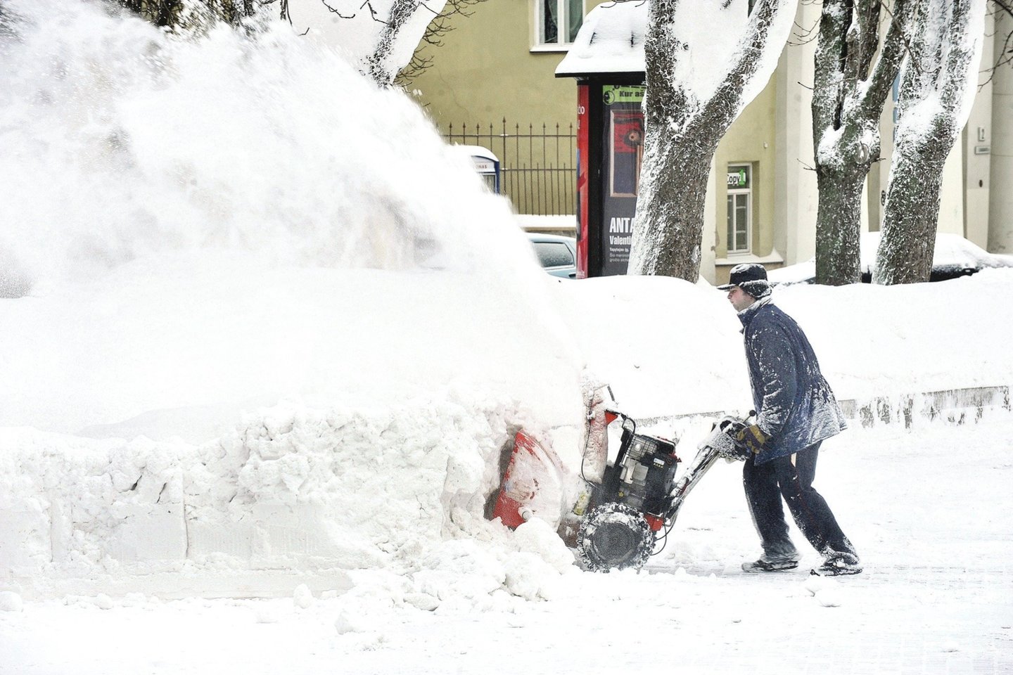 Šįmet sniego valymo technikai nemenkų sumų nepagailėjo nei komunalininkų bendrovės, nei daugelis gyventojų.<br>P.Lileikio nuotr.