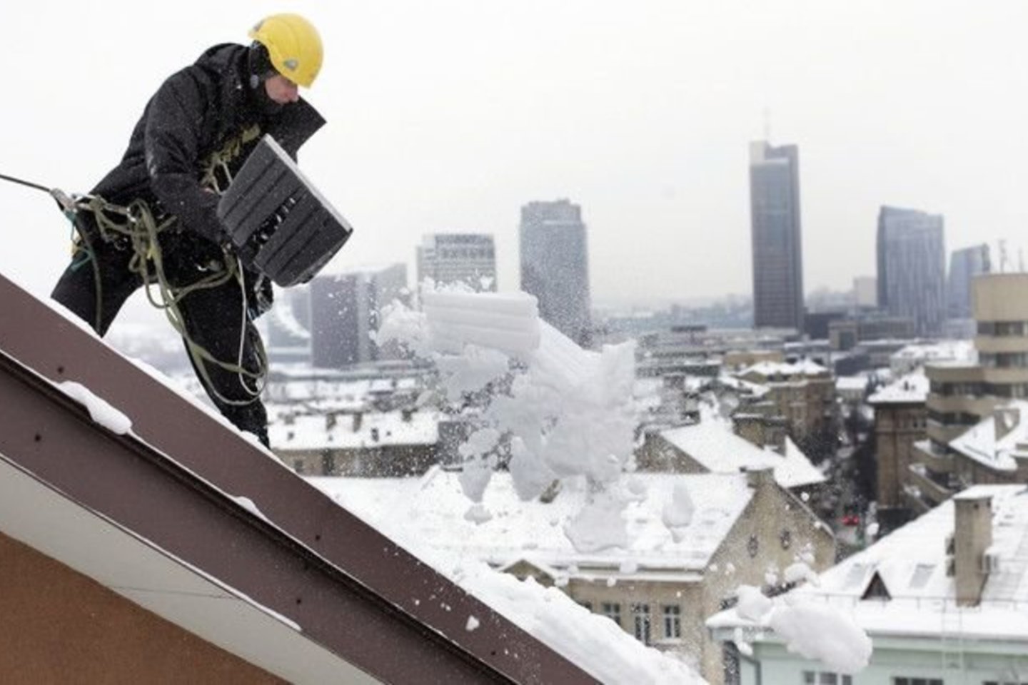 Šįmet sniego valymo technikai nemenkų sumų nepagailėjo nei komunalininkų bendrovės, nei daugelis gyventojų.<br>V.Balkūno nuotr.