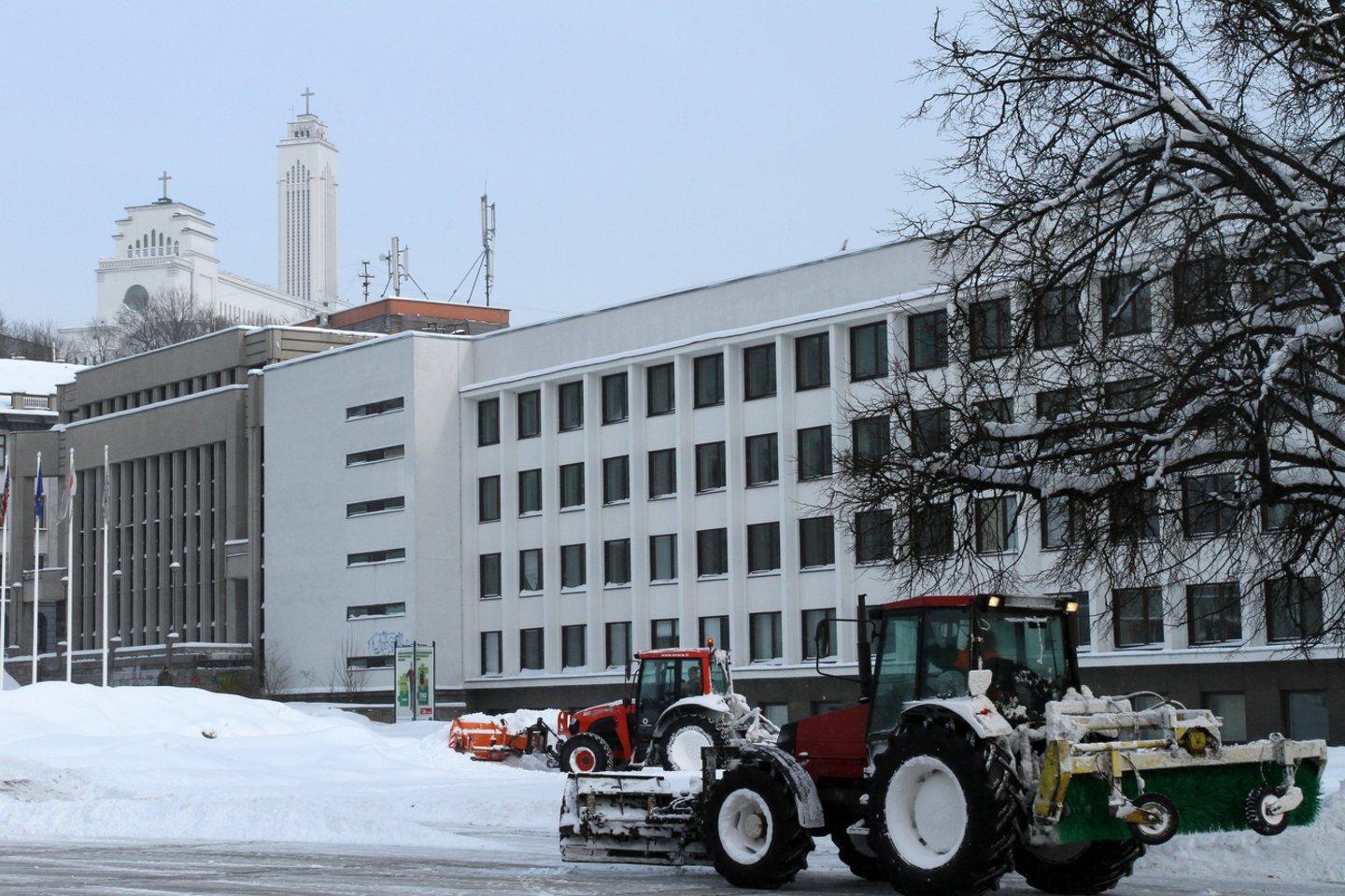 Šįmet sniego valymo technikai nemenkų sumų nepagailėjo nei komunalininkų bendrovės, nei daugelis gyventojų.<br>M.Patašiaus nuotr.