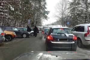 Saugiausia poilsiauti grūstyje: kiekvieną savaitgalį prie Žaliųjų ežerų nutįsta automobilių eilės