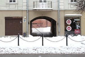 Automobiliai vienoje Kauno perėjoje stumdo pėsčiuosius – nepaliko galimybės išvažiuoti iš namų