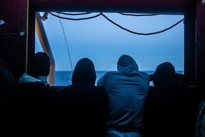 Italijos pakrančių apsaugos tarnybą ieško migrantų, dingusių apvirtus laivui