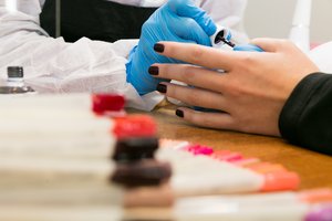 Koronaviruso atvejai susiję su protrūkiais darželiuose, krepšinio komandoje, grožio studijoje