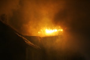 Kėdainių rajone suliepsnojo buvę dvaro rūmai, evakuoti gyventojai