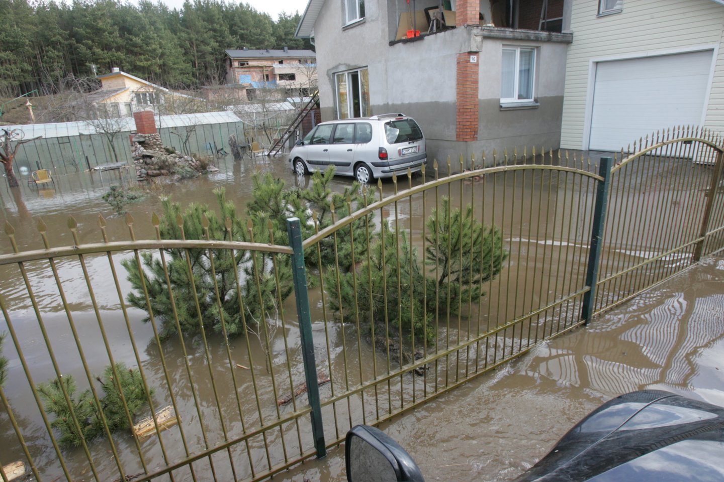 Žmonės puikiai prisimena 2010-ųjų pavasario potvynį, per kurį ypač nukentėjo Radikių kaimo Kauno rajone gyventojai.<br>A.Barzdžiaus nuotr.