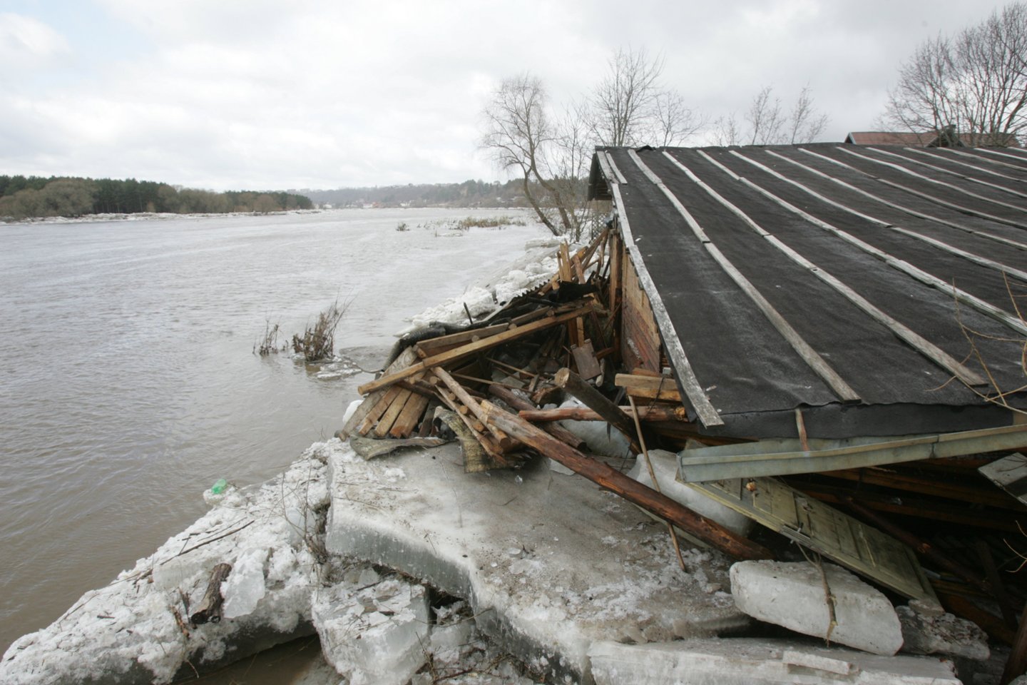 Žmonės puikiai prisimena 2010-ųjų pavasario potvynį, per kurį ypač nukentėjo Radikių kaimo Kauno rajone gyventojai.<br>A.Barzdžiaus nuotr.