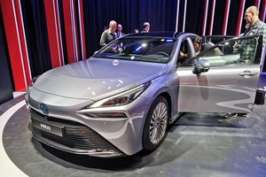 Intriguojantis „Toyota“ pareiškimas: „Mirai“ yra ne šiaip neteršiantis – tai aplinkos orą valantis automobilis