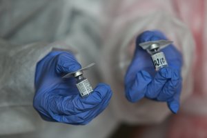 Į Gazos Ruožą iš JAE pristatyta tūkstančiai vakcinos nuo COVID-19 dozių 