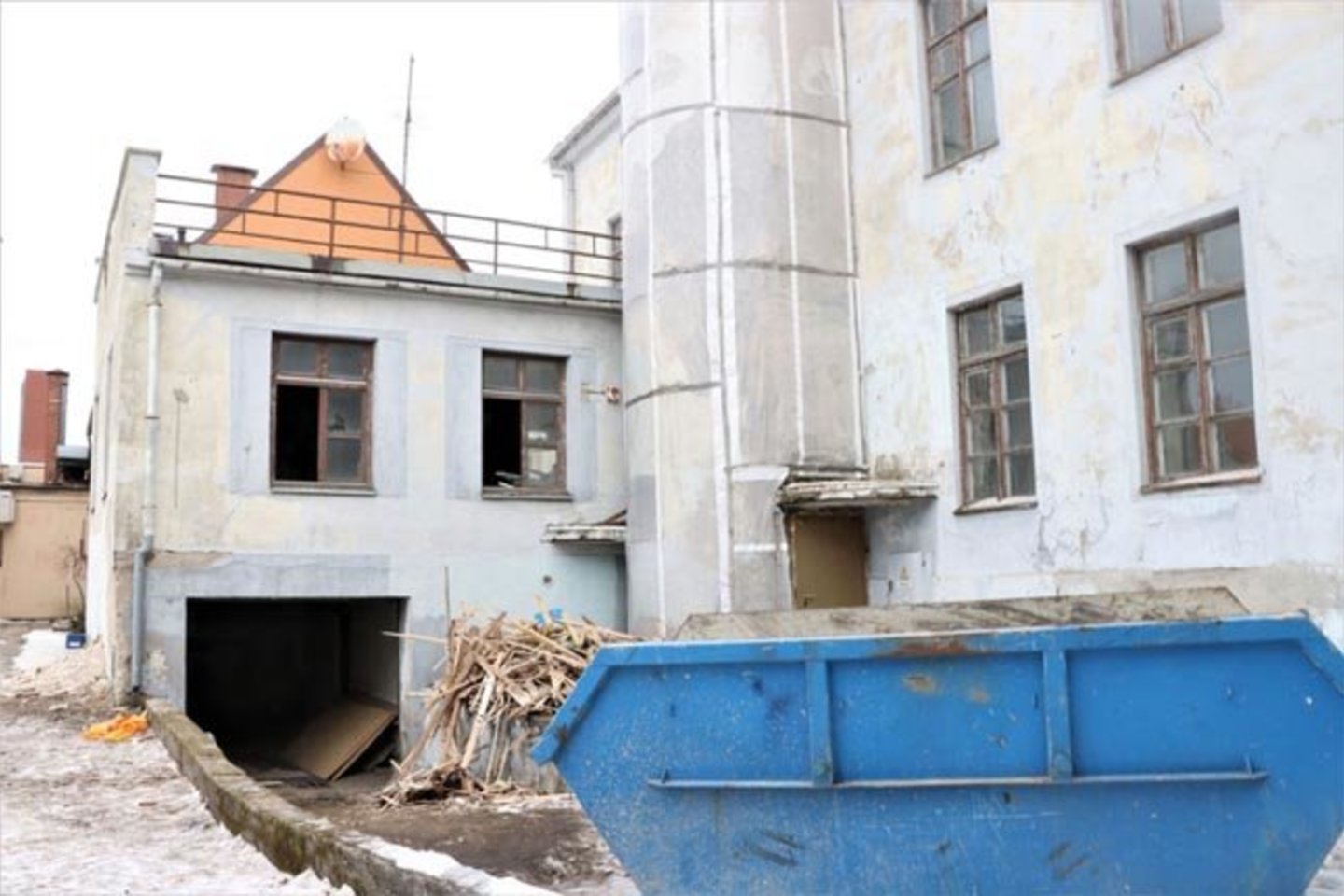 Apie prasidėjusius tvarkybos darbus byloja pastato vidaus patalpų valymas.<br>Deniso Nikitenkos nuotr.