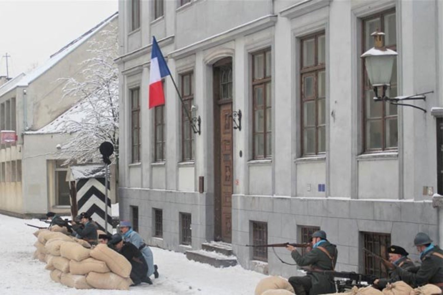 Net ir XXI amžiuje sausio 15-ąją savanoriai, šauliai pagerbia šią datą inscenizuotu buvusios prancūzų prefektūros šturmu.<br>Redakcijos nuotr.