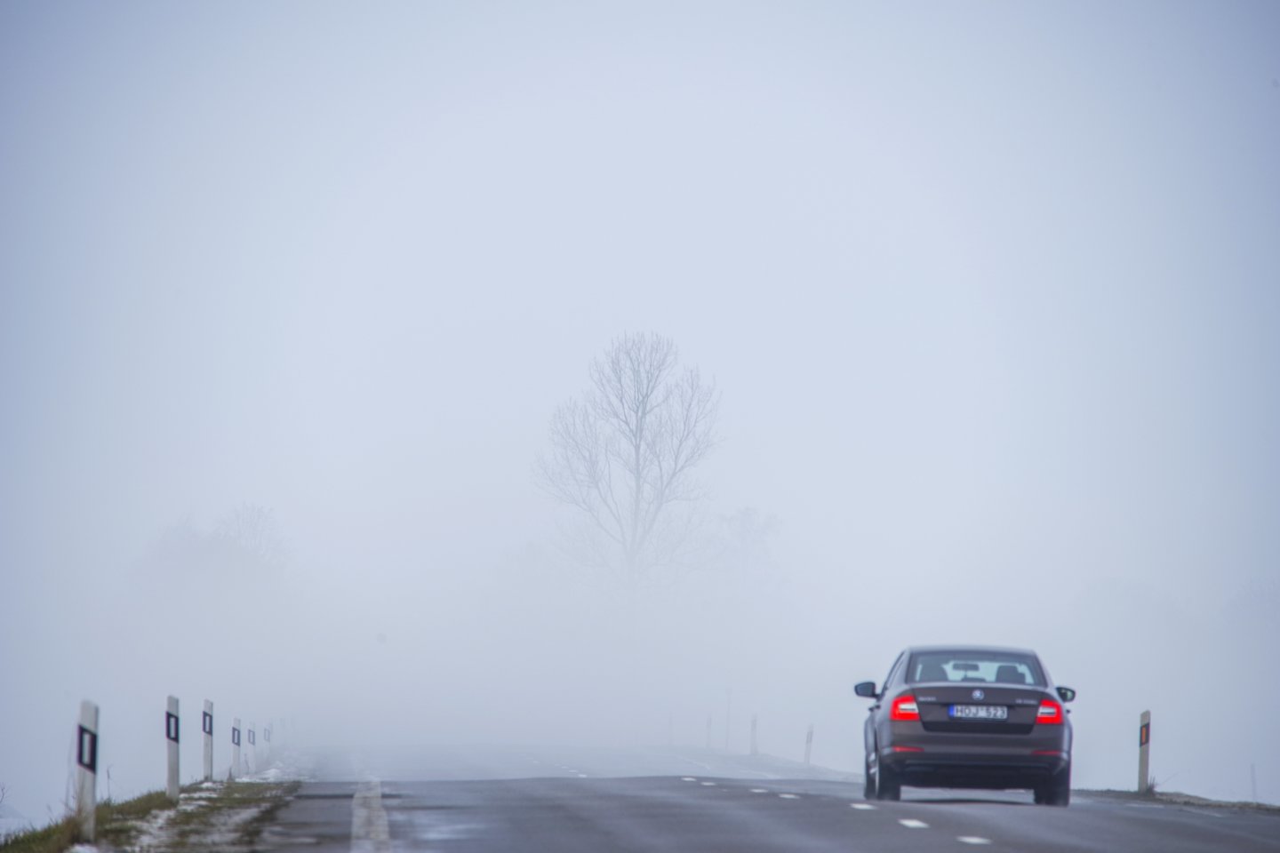 Pirmadienio rytą didžiojoje Lietuvos dalyje eismo sąlygas sunkina susiformavęs plikledis, šarma, slidžių ruožų yra visuose keliuose.