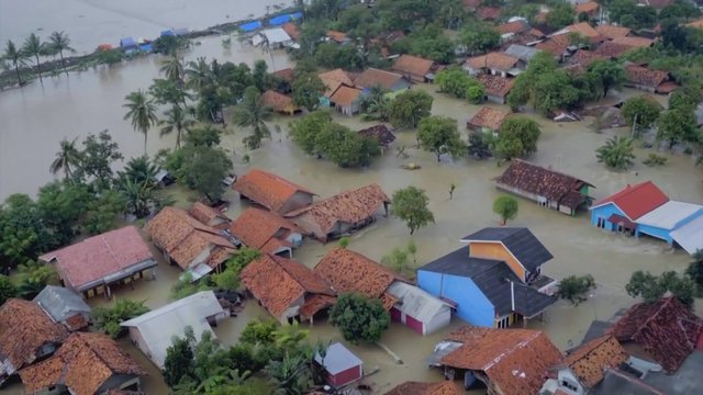 Indonezijoje siautėjantys potvyniai privertė evakuotis tūkstančius
