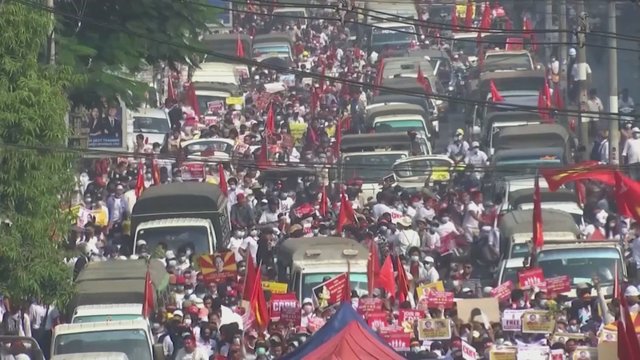 Nepaisant chuntos grasinimų, dešimtys tūkstančių Mianmare vėl susirinko protestuoti