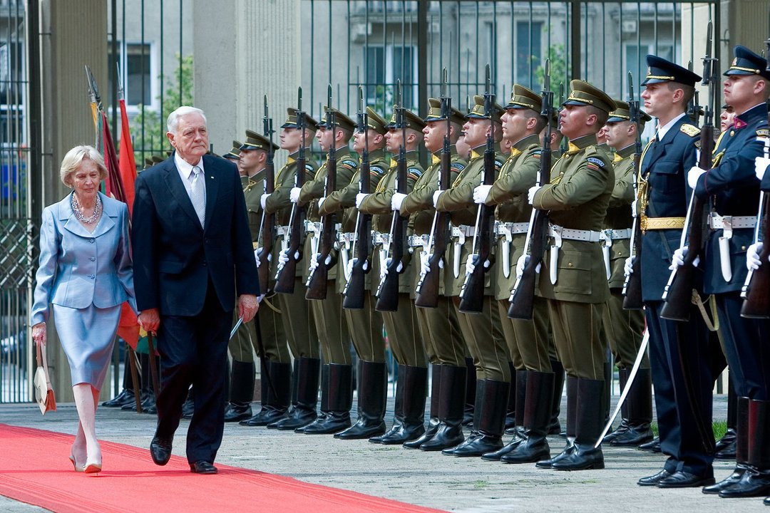 1998 m. vyko Lietuvos Respublikos prezidento Valdo Adamkaus inauguracijos iškilmės. Išvakarėse V.Adamkui buvo įteiktas JAV pilietybės atsisakymo pažymėjimas.<br>P.Lileikio nuotr.