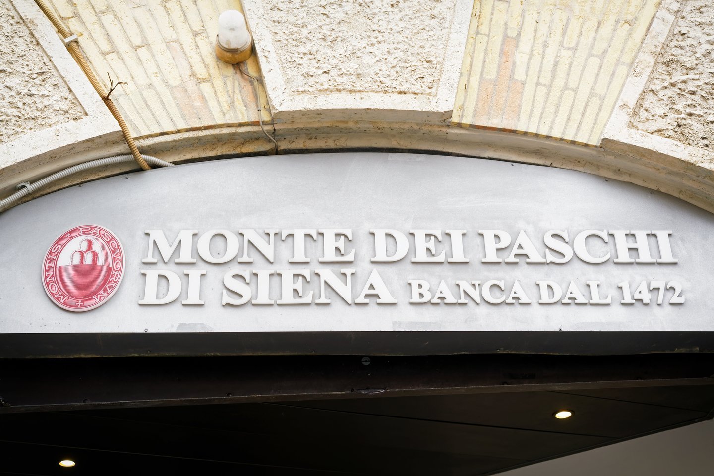1472 m. Italijos Sienos mieste įkurtas bankas „Monte Pio“ – dabar tai yra seniausias pasaulyje veikiantis bankas „Monte dei Paschi di Siena“.<br>123rf