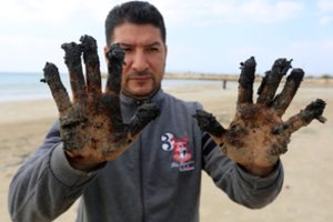 Ekologinė katastrofa prie Izraelio krantų: ragina žmones laikytis atokiau nuo paplūdimių, masiškai žūva jūrų gyviai