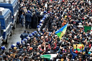 Tūkstančiai alžyriečių per masinių protestų metines išėjo į miestų gatves