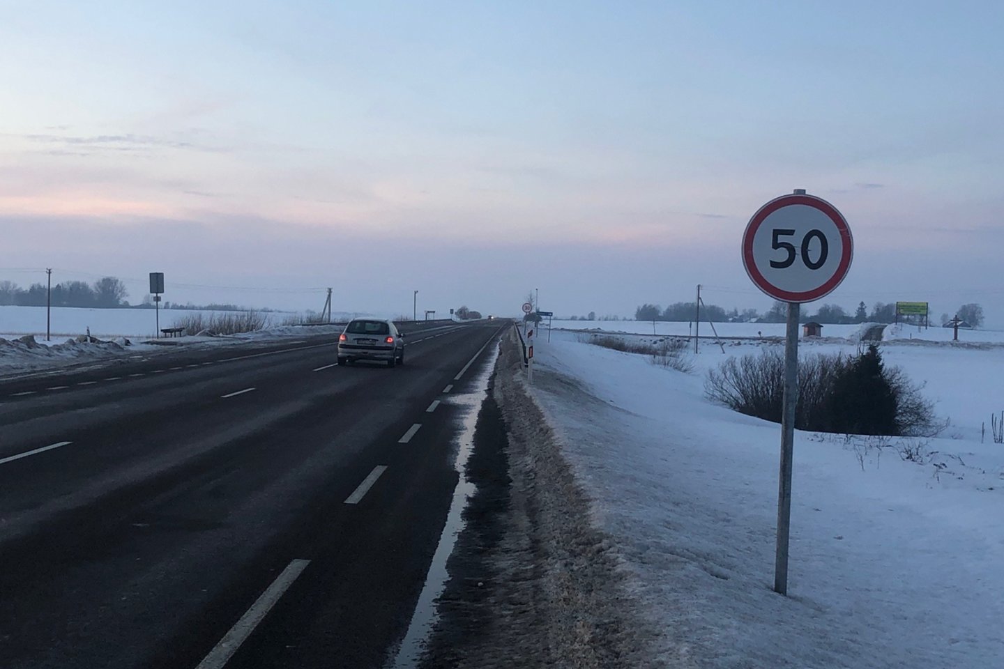 Ties Genių kaimu Alytaus rajone kelio ženklai reikalauja mažinti greitį iki 30 kilometrų per valandą.<br> A.Karaliūno nuotr.