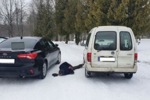Telšių policija paviešino pavojingų gaudynių apledėjusiais keliais vaizdus
