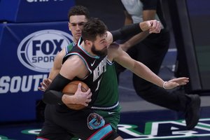 J. Valančiūno mestas kamuolys sunkiai rado kelią į krepšį, o „Grizzlies“ strigo Dalase