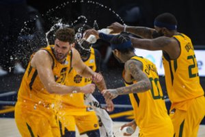 NBA naktis: čempionai „Lakers“ gavo antausį namuose, lyderis „Jazz“ užmėtė varžovus tritaškiais