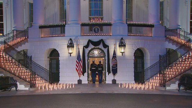 JAV tylos minute pagerbta pusė milijono COVID-19 aukų: Baltųjų rūmų prieigose sužibo šimtai žvakių