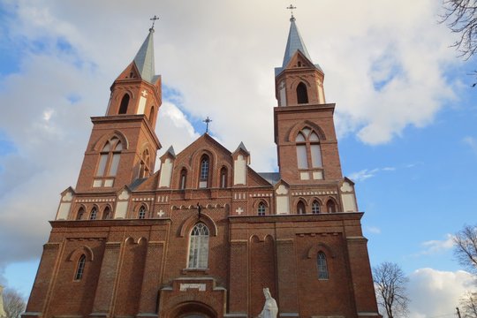 Po gaisro atstatytos Ylakių bažnyčios bokštai – vėl smailūs lyg ylos