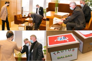 Susitikimas įvyko: V. Čmilytei-Nielsen peticijos prieš T. V. Raskevičių iniciatoriai įteikė dėžes su parašais ir išgirdo pažadą