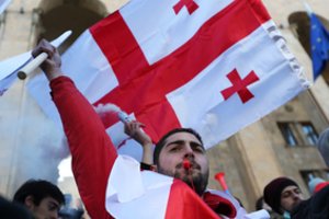 Gruzijoje po opozicijos lyderio arešto protestuoja tūkstančiai žmonių