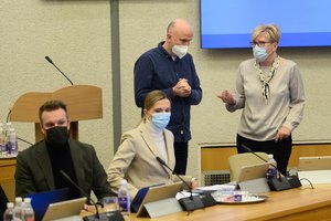 Vyriausybė spręs dėl karantino režimo pratęsimo, kaukių dėvėjimo: siūloma lauke atsisakyti kaukių