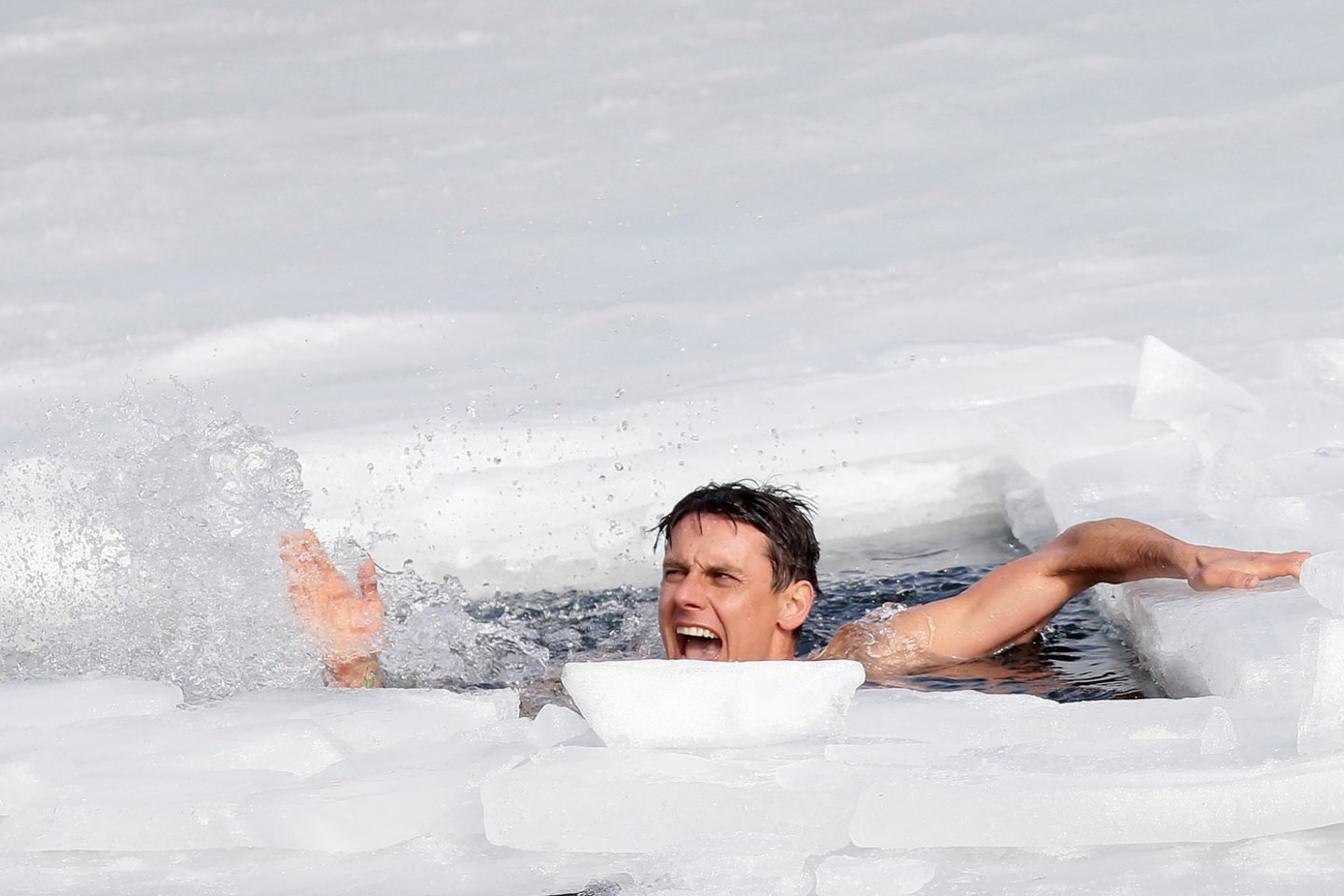  Čekas Davidas Venclas ryžosi neįprastam rekordui – jis antradienį užšalusiame ežere prie Taplicės panėręs po ledu įveikė daugiau kaip 80 metrų atstumą, pranešė naujienų agentūra CTK.<br> Reuters/Scanpix nuotr.
