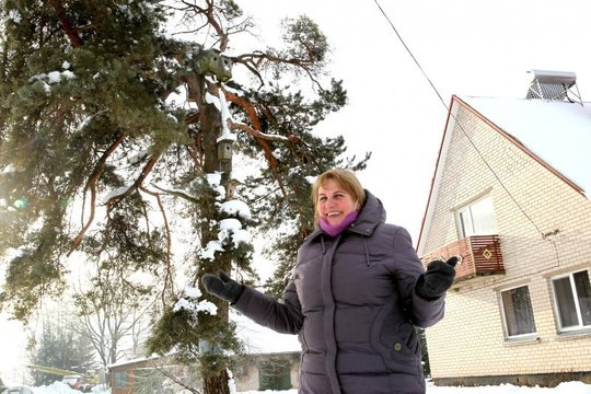 Gimtinėn grįžusi tragiško likimo karininko sesuo parodė, kur reikia kasti