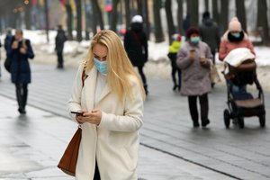 Ketvirtadienį įsigalioja karantino pakeitimai: lauke nebereikia kaukių, galima laisviau judėti