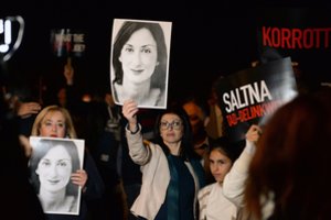 Maltoje apkaltinti du vyrai, parūpinę bombą žurnalistei nužudyti