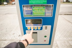 Po kilusio pasipiktinimo Klaipėdos valdžia atsitraukia: nedidins rinkliavos už automobilių parkavimą