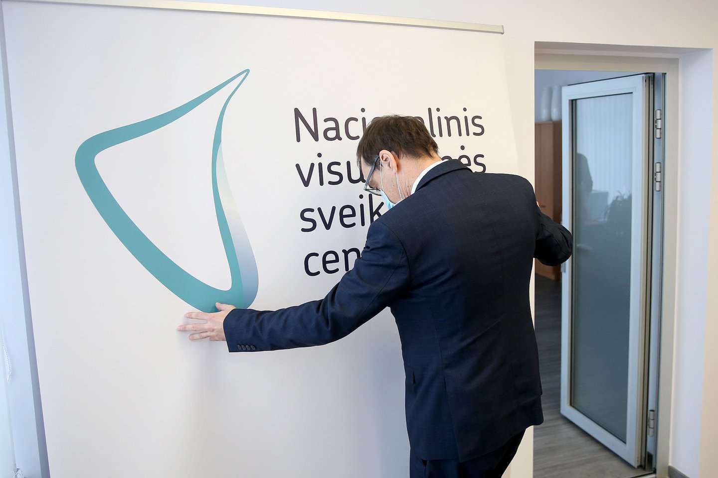Nacionalinio visuomenės sveikatos centro (NVSC) vadovas Robertas Petraitis nesutinka su tarnybinio patikrinimo išvadomis.<br>R.Danisevičiaus nuotr.