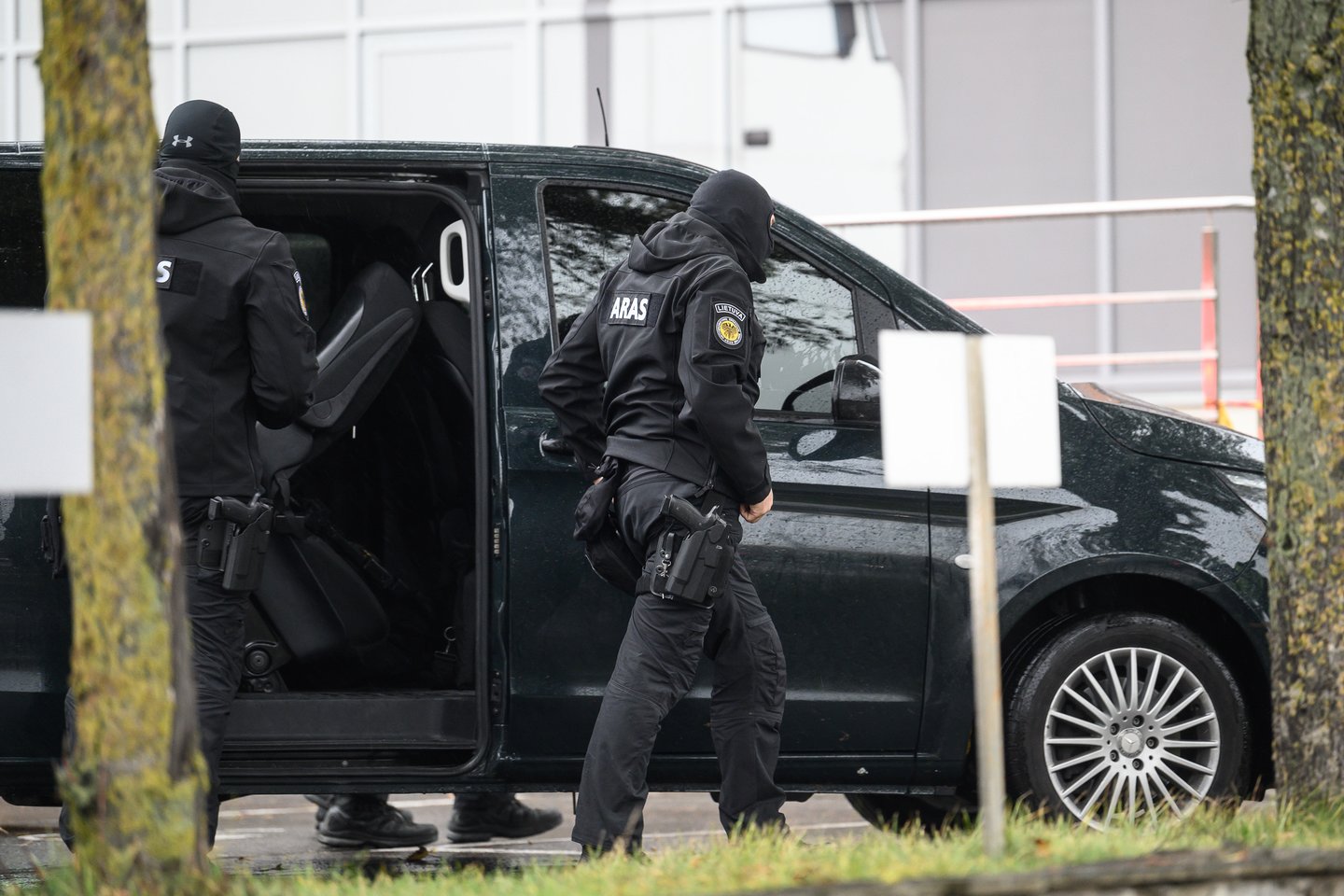  Į Lietuvą pargabentas vienas iš, įtariama, tarptautiniu mastu veikusios nusikalstamos grupuotės narių.<br>V.Skaraičio asociatyvi nuotr.