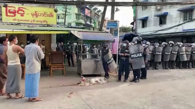 Protestai Mianmare vis aršesni: policija demonstrantus vaiko šūviais