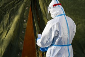 JAV diplomatai Kinijoje pasiskundė: dėl COVID-19 darė ėminius iš išangių