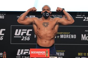 UFC akistata: nė karto nepralaimėjęs prancūzas prieš Surinamo monstrą