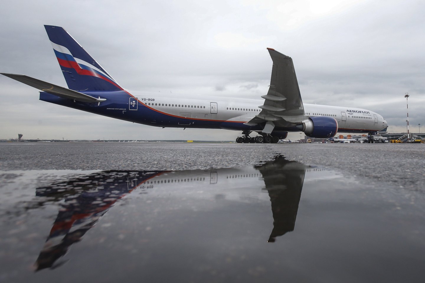 Krovininis laineris „Boeing 777“ penktadienį avariniu būdu nusileido viename Maskvos oro uoste.<br>REUTERS/Scanpix nuotr.