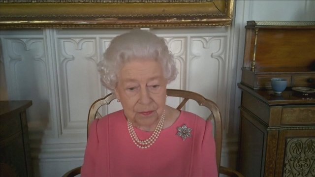 Karalienė Elžbieta II ragina skiepytis nuo koronaviruso: reikia galvoti apie aplinkinius, o ne apie save